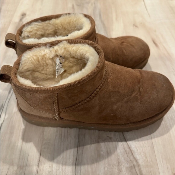 Cozy Tan Kids UGGS - size 4 - Picture 2 of 5